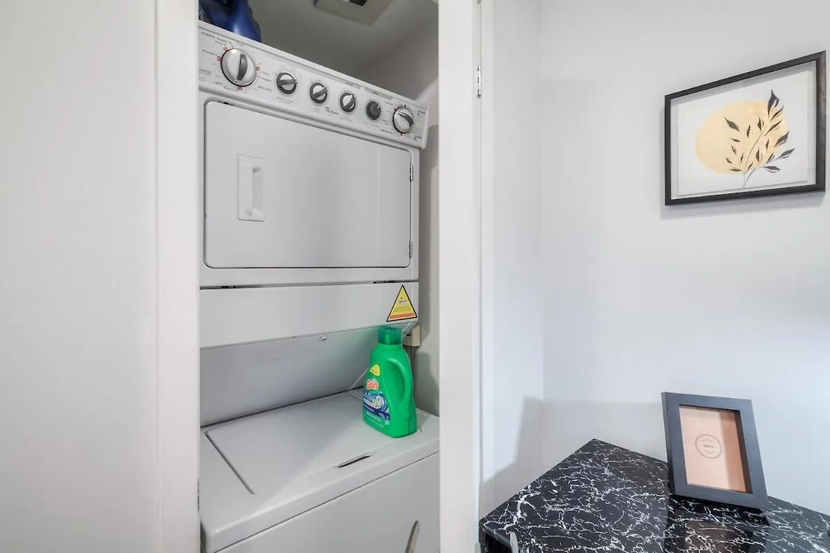 Queen 2Br With Free Parking, Near Cn Tower Toronto Apartment