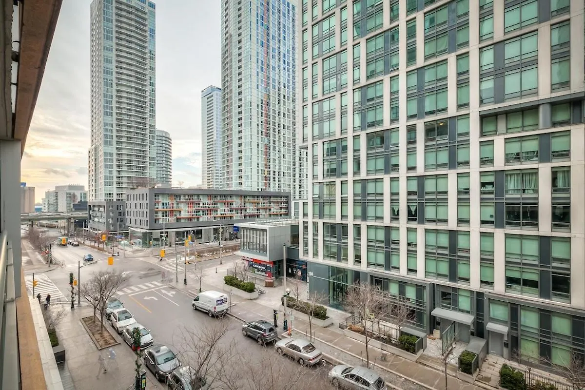 Queen 2Br With Free Parking, Near Cn Tower Toronto Canada