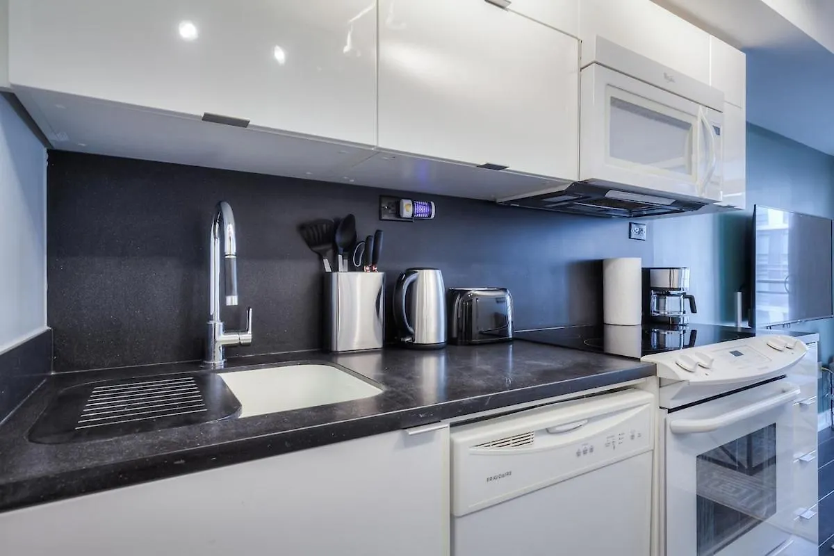 Queen 2Br With Free Parking, Near Cn Tower Toronto