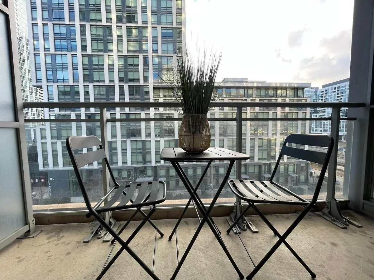 Queen 2Br With Free Parking, Near Cn Tower Toronto Canada