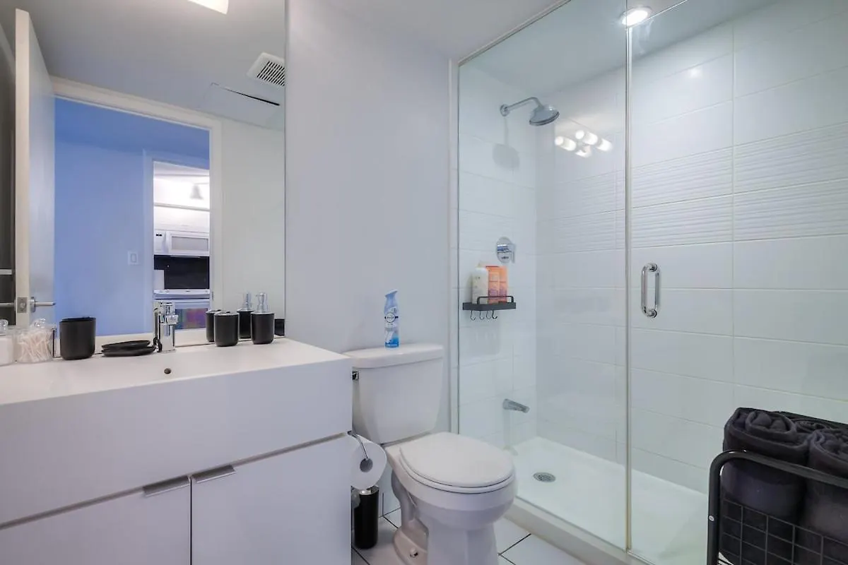 Queen 2Br With Free Parking, Near Cn Tower Toronto
