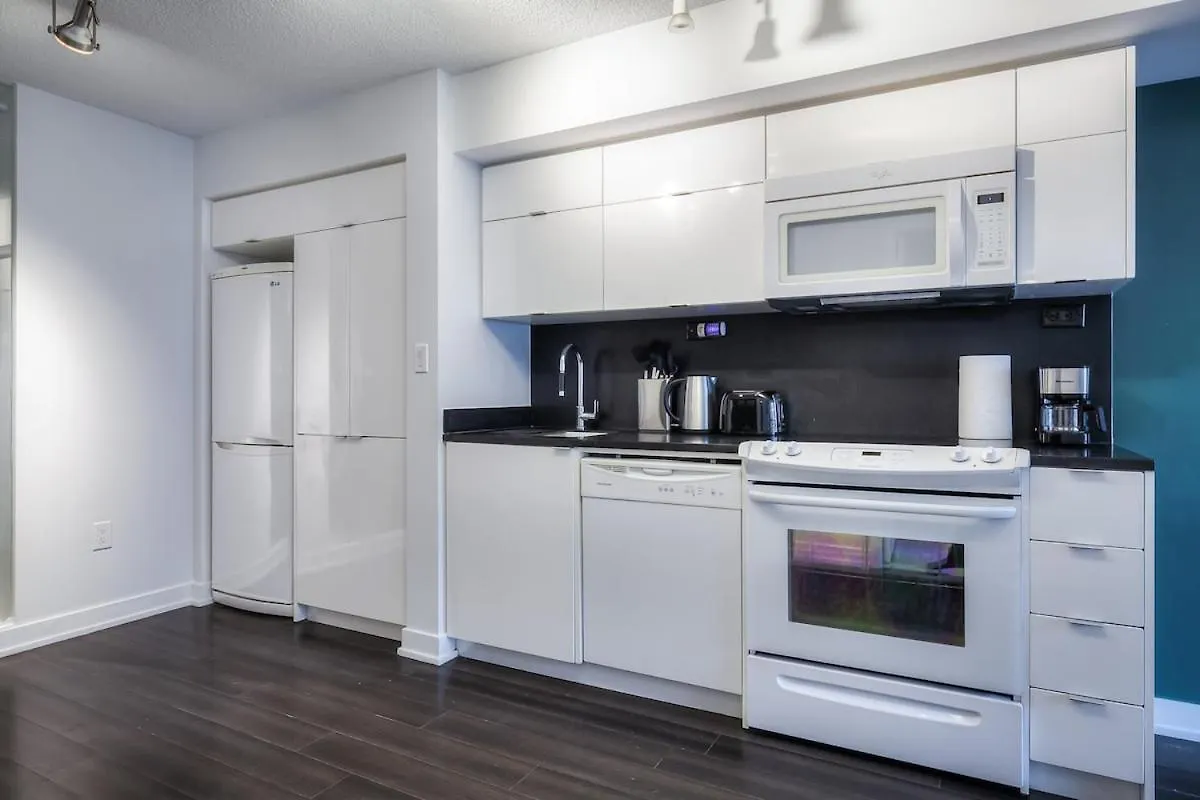 Queen 2Br With Free Parking, Near Cn Tower Toronto 0*,  Canada