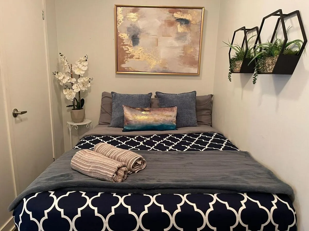 Queen 2Br With Free Parking, Near Cn Tower Toronto Apartment