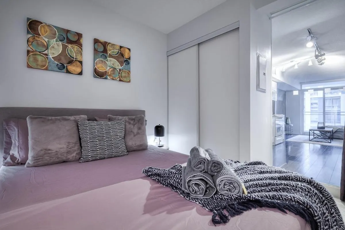 Queen 2Br With Free Parking, Near Cn Tower Toronto Apartment